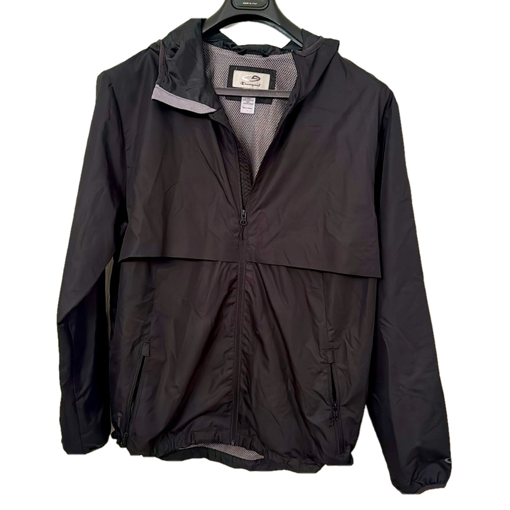 Champion Packable wind jacket. Lined‎ with mesh breathable materials and vented
